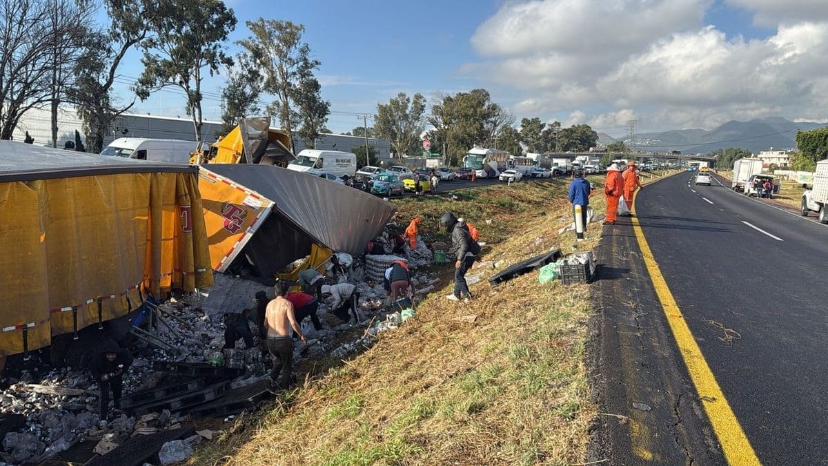 Volcadura de tráiler con cerveza en México-Pirámides provoca rapiña masiva