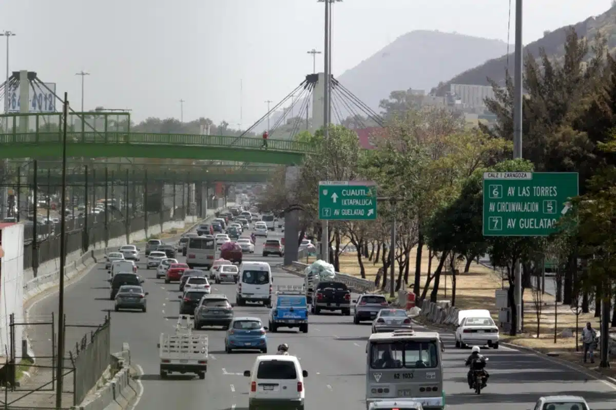 Volcadura de camión en calzada Ignacio Zaragoza deja cinco heridos en Iztapalapa