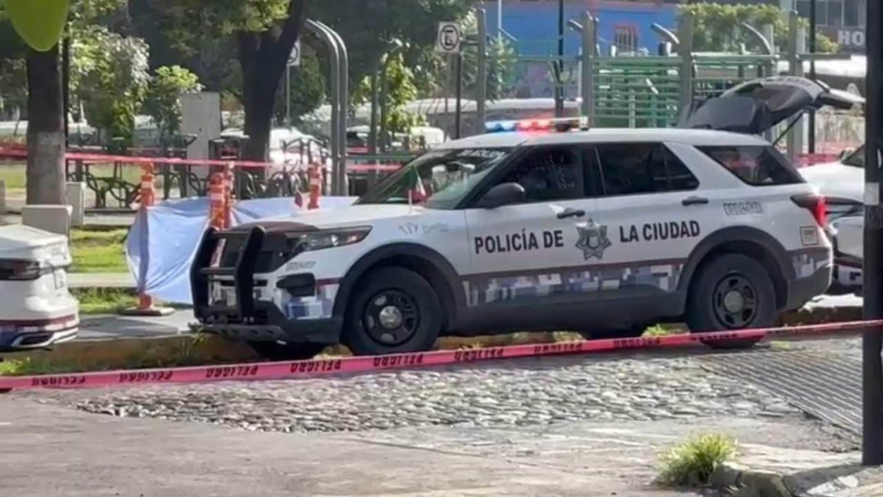 Hallan restos humanos con narco mensaje en zona turística de Puebla