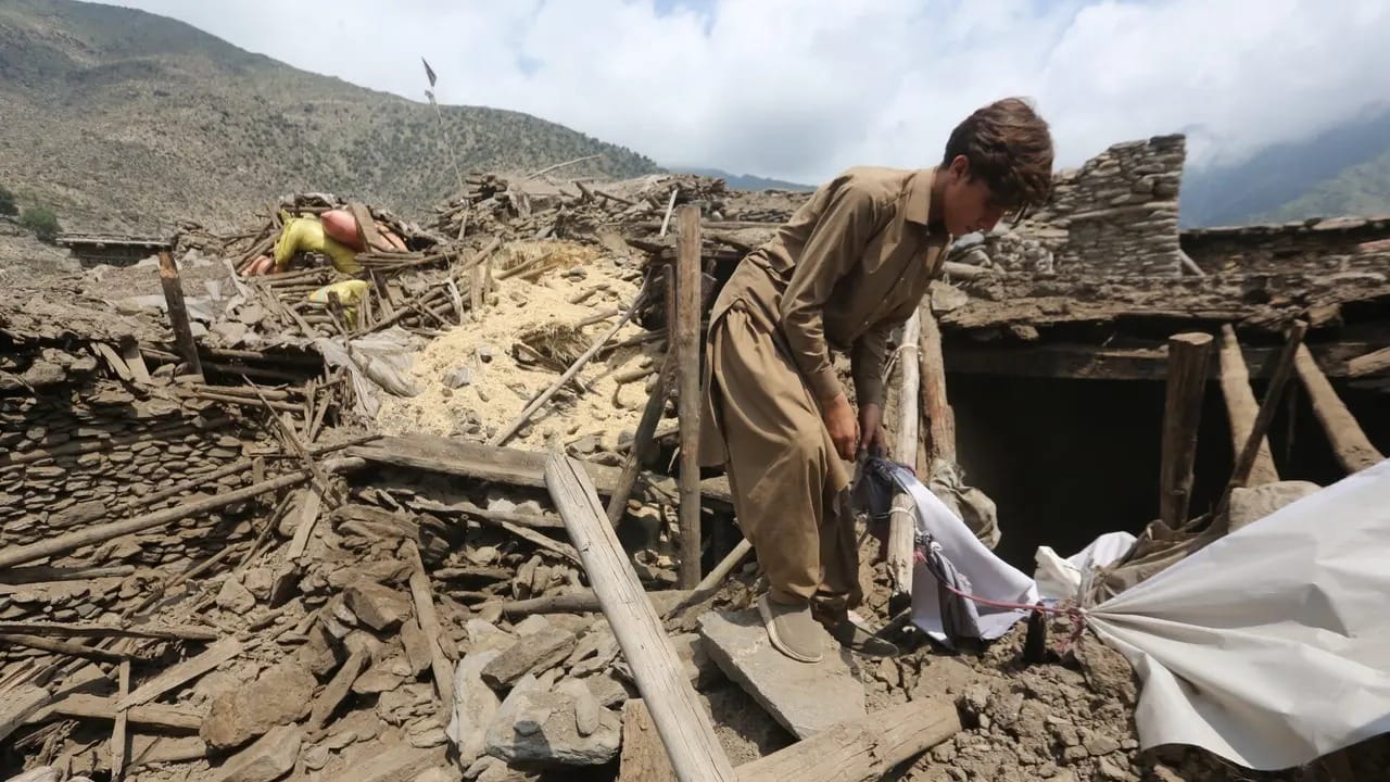 Más de 1.400 muertos tras devastador terremoto en Afganistán