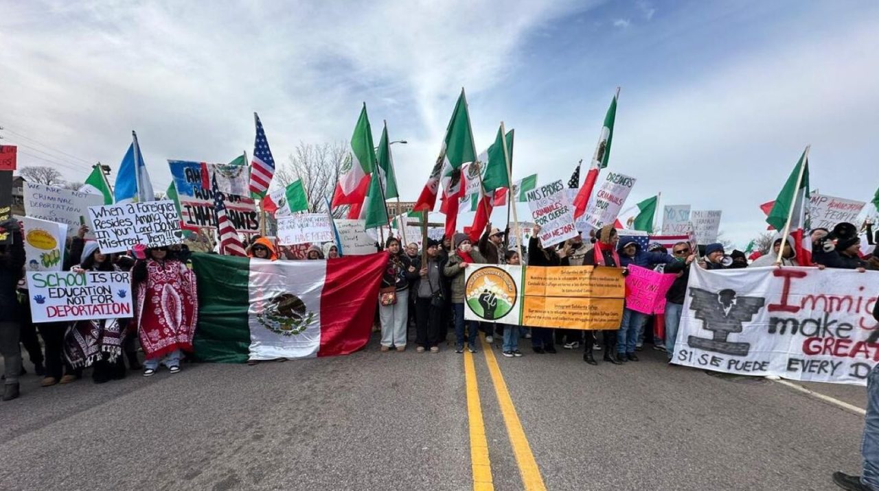 Norteamericanos marchan con bandera de México en apoyo a migrantes