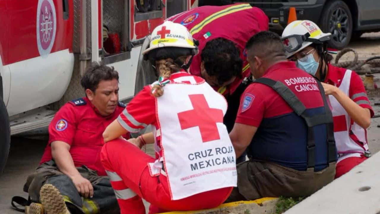 Bomberos se quiebran al recuperar cuerpos de niños en accidente del Colosio Bomberos se quiebran al recuperar cuerpos de niños en accidente del Colosio
