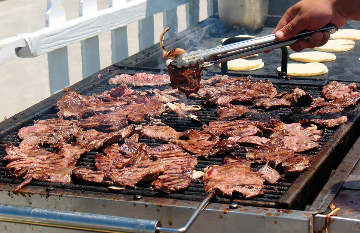 ¿Es saludable comer carne asada? Beneficios y recomendaciones