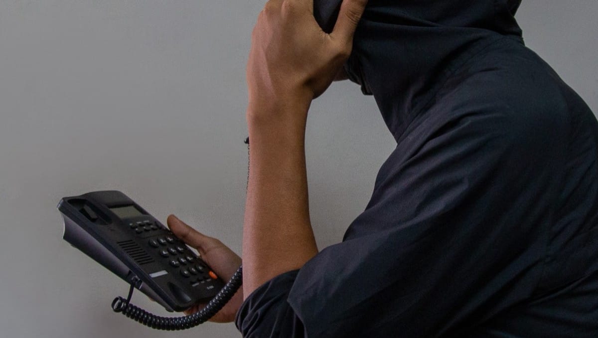 Mujer se viraliza por charlar y aconsejar a extorsionador telefónico