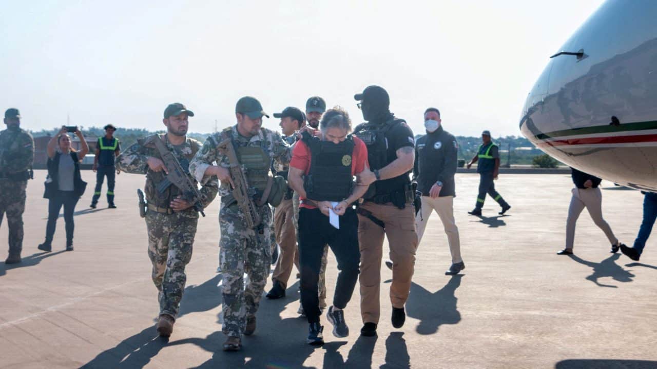 Hernán Bermúdez, líder de “La Barredora”, aterriza en México tras captura en Paraguay