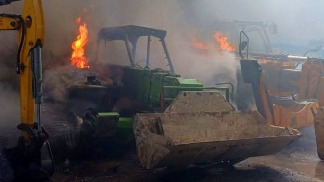 Bomberos controlan incendio en bodega de maquinaria pesada en Cancún