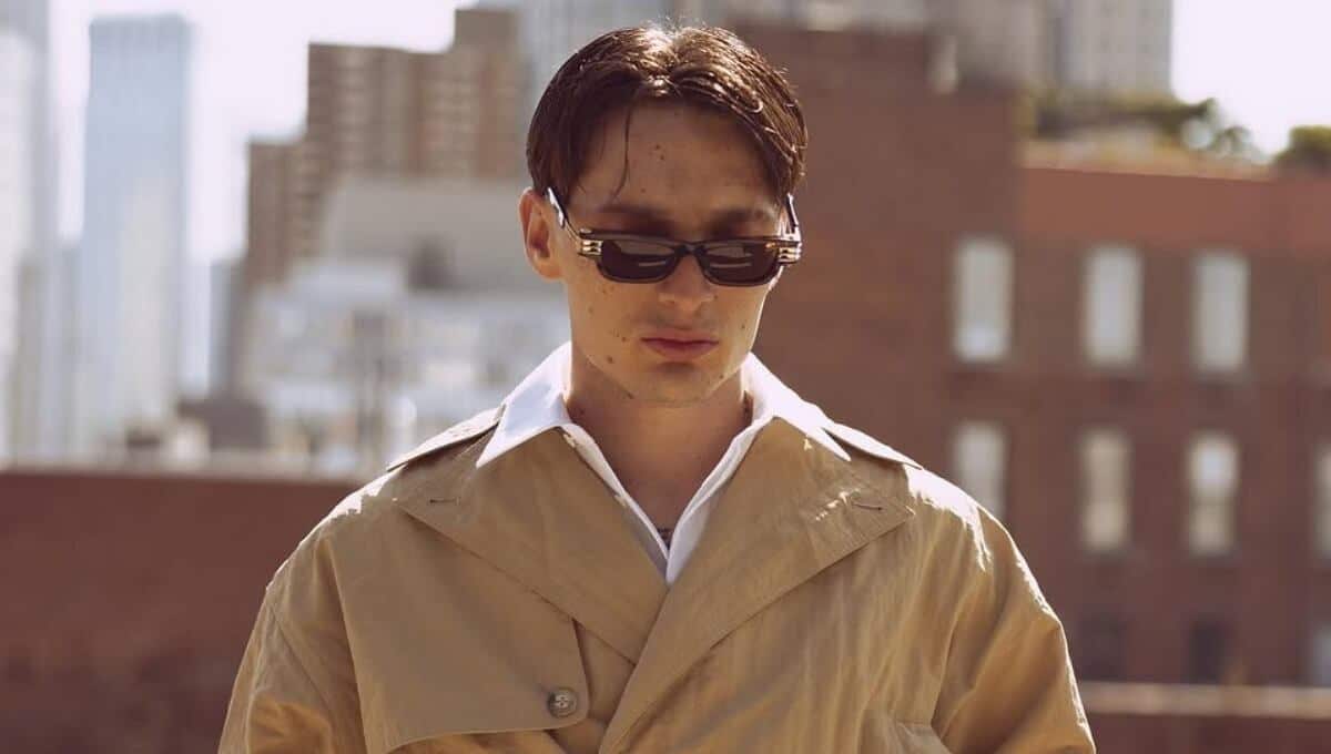 Peso Pluma sorprende con radical cambio de look; reacción viral de Kenia Os