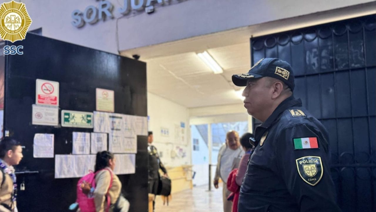 Más de 15 mil policías vigilan escuelas en CDMX para un regreso seguro