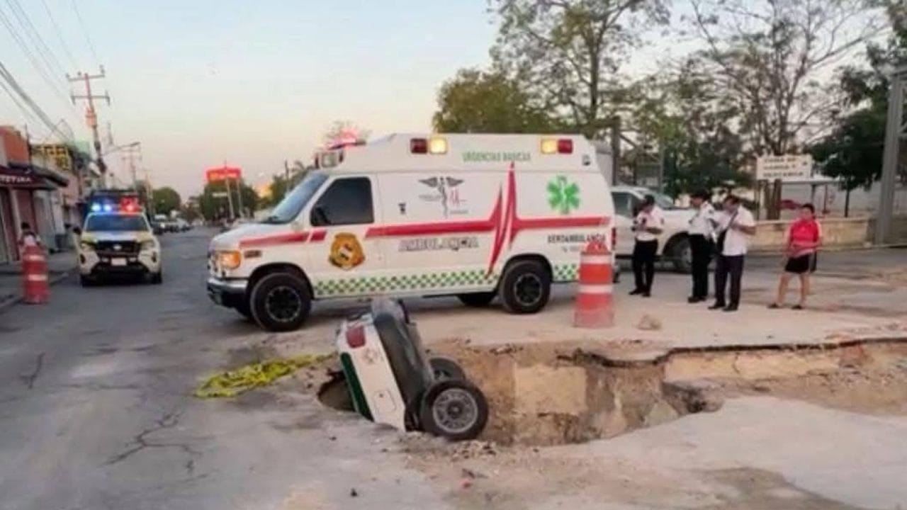 Taxi cae en zanja de Aguakan en Cancún; dos lesionados en la Región 102 Taxi cae en zanja de Aguakan en Cancún; dos lesionados en la Región 102
