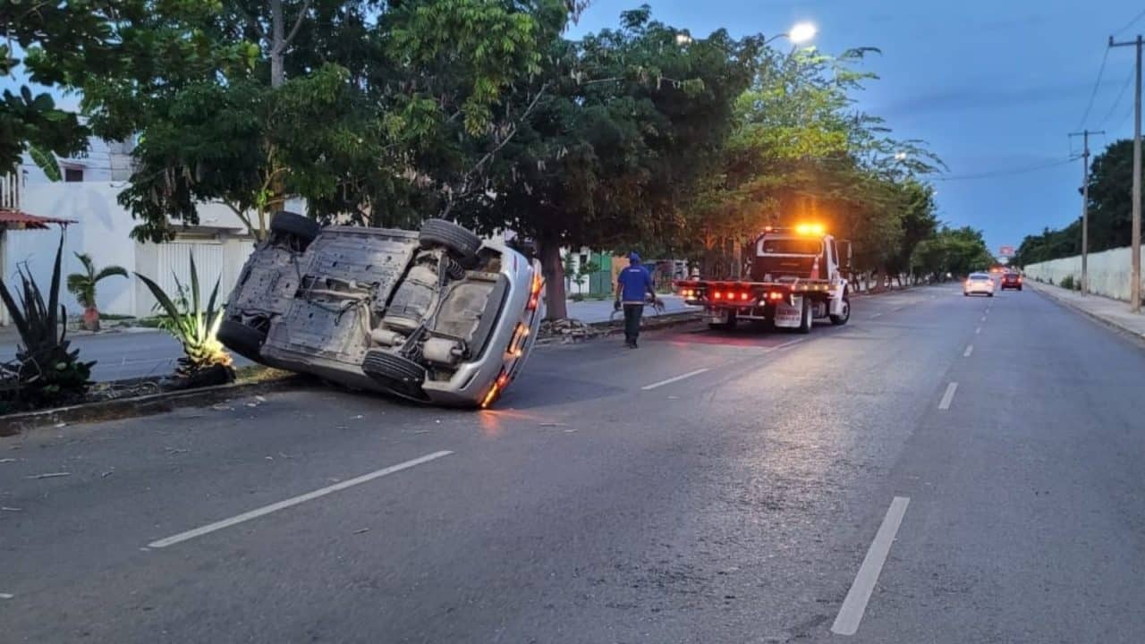 Conductor detenido tras volcadura de vehículo en Villas del Caribe de Cancún