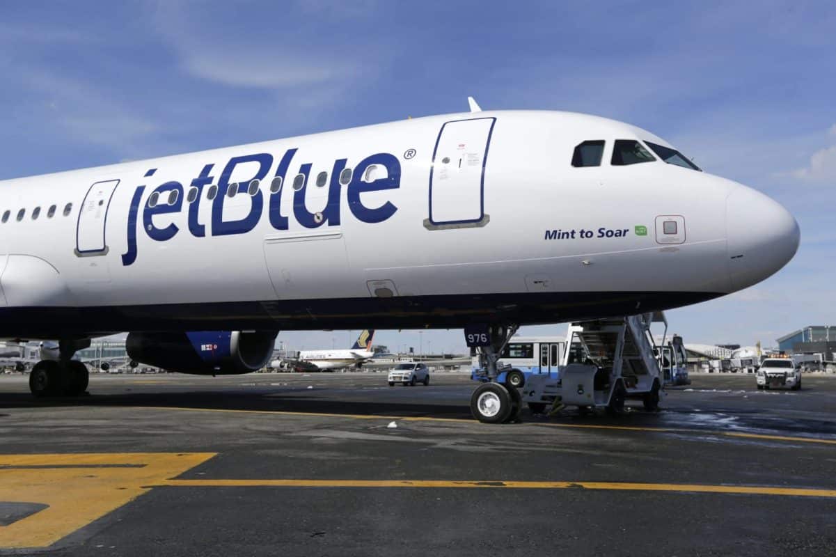 Aterrizaje de emergencia de JetBlue que salió de Cancún deja varios heridos
