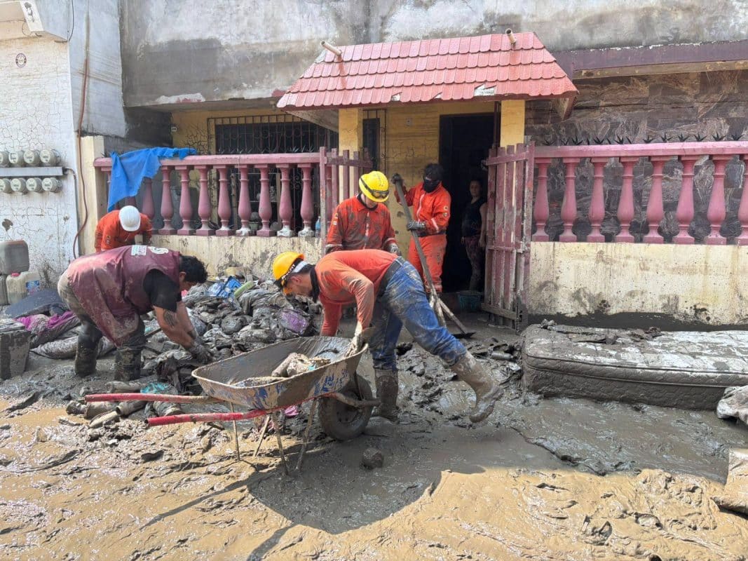 Brigada Yucatán avanza en labores de limpieza y apoyo a familias de Veracruz