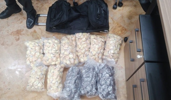 Detienen a tres personas con armas y droga en el Aeropuerto de Cancún