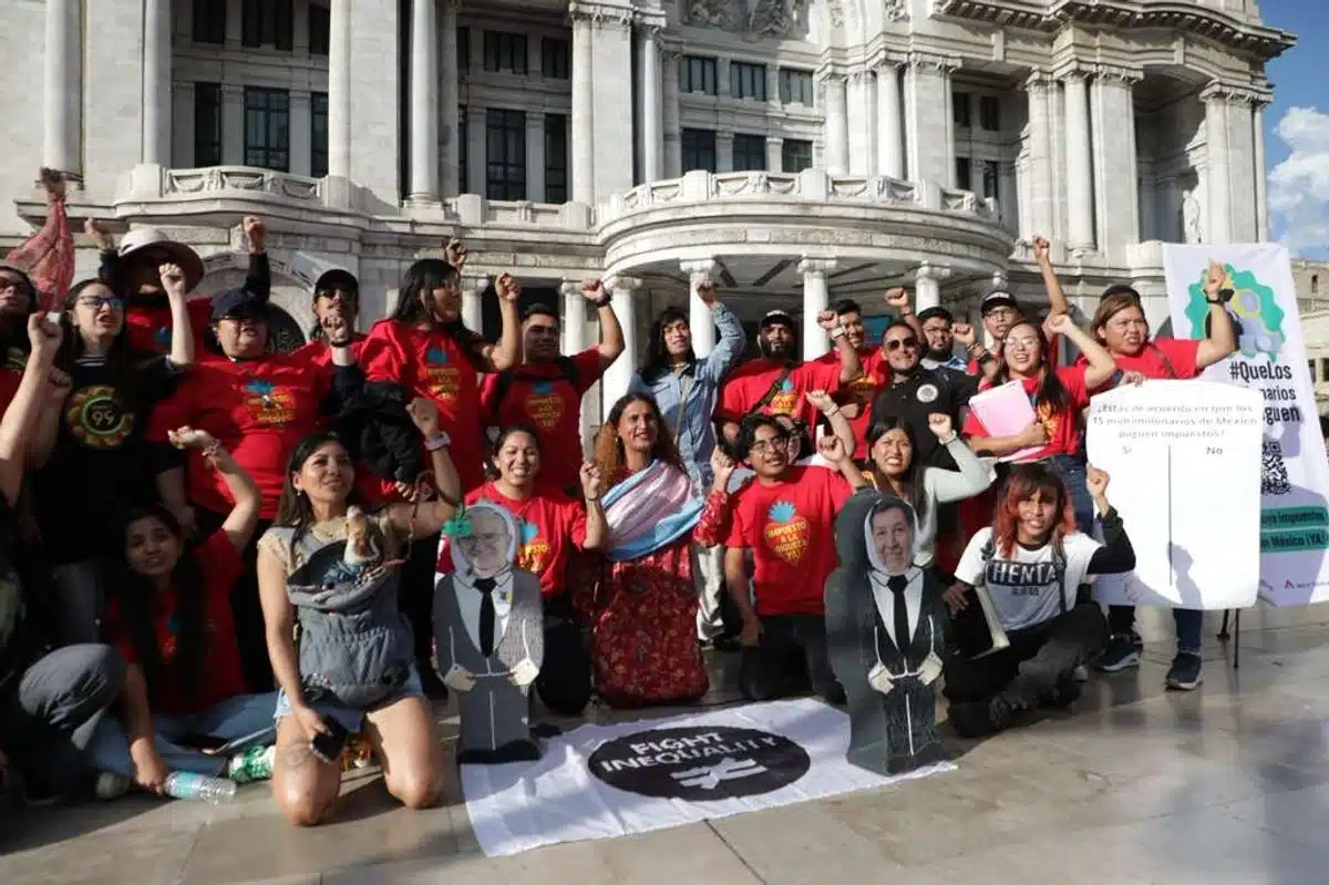 Activistas exigen impuestos a multimillonarios frente a Bellas Artes