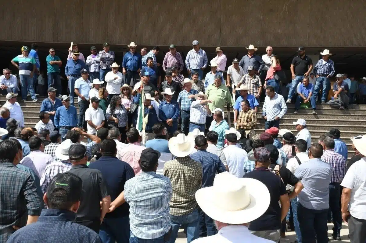 Agricultores bloquean municipios de Sinaloa; exigen mejores precios de garantía