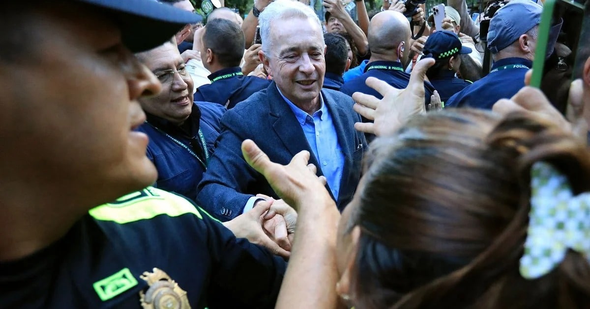 Álvaro Uribe absuelto de condena por soborno: Tribunal revoca sentencia