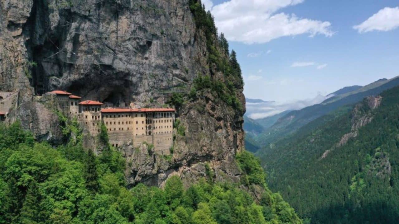 Así es el monasterio de Sümela, el templo que asoma desde el costado de un acantilado en los Alpes