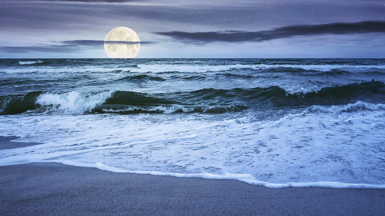 Así influye la Luna en las olas y mareas del mar, según científicos