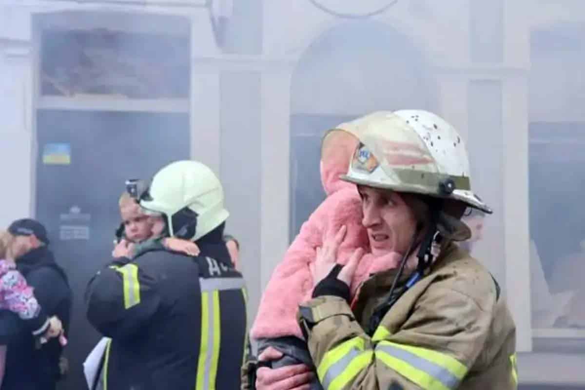 Un ataque con drones rusos incendió una guardería en Járkov; 50 niños fueron rescatados y sufren estrés agudo tras sobrevivir a las llamas.