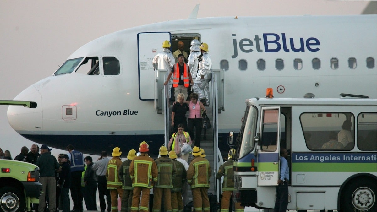 Aterrizaje de emergencia en Florida deja 15 heridos en vuelo de JetBlue