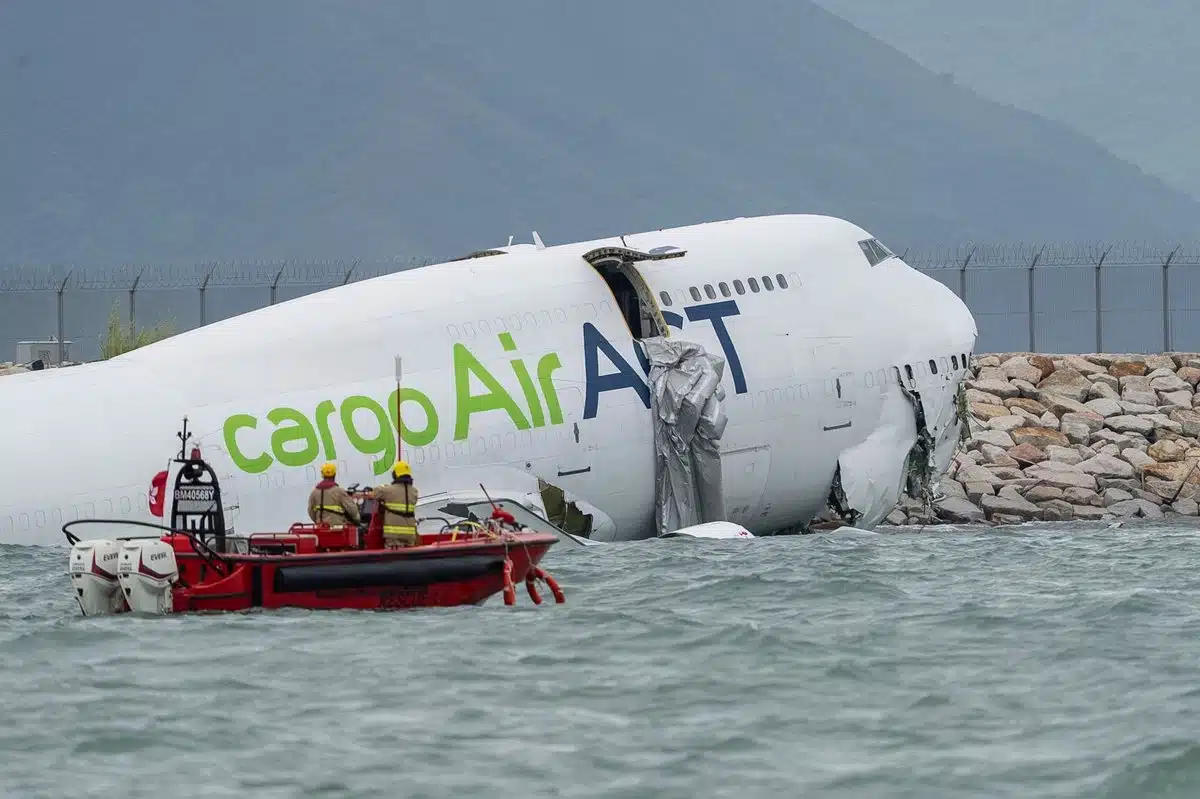 Avión de carga se sale de pista en Hong Kong y cae al mar: dos personas mueren