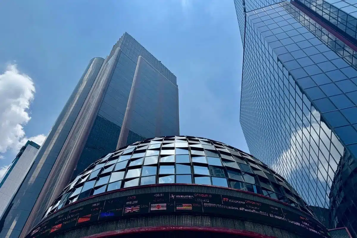 BMV alcanza nuevo máximo histórico mientras peso se deprecia y Wall Street cierra mixto