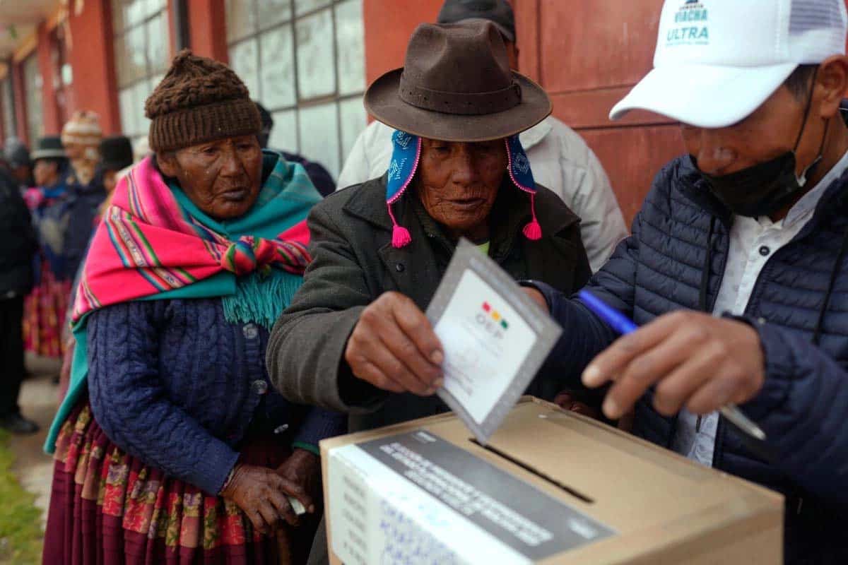 Balotaje en Bolivia transcurre con normalidad y baja participación electoral