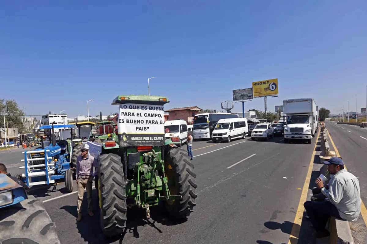 Bloqueos carreteros en 5 estados afectan tránsito y transportes en México