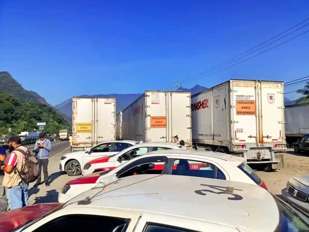 Bloqueos en la Veracruz-México_ habitantes y transportistas rechazan nuevas casetas de cobro Bloqueos en la Veracruz-México: habitantes y transportistas rechazan nuevas casetas de cobro