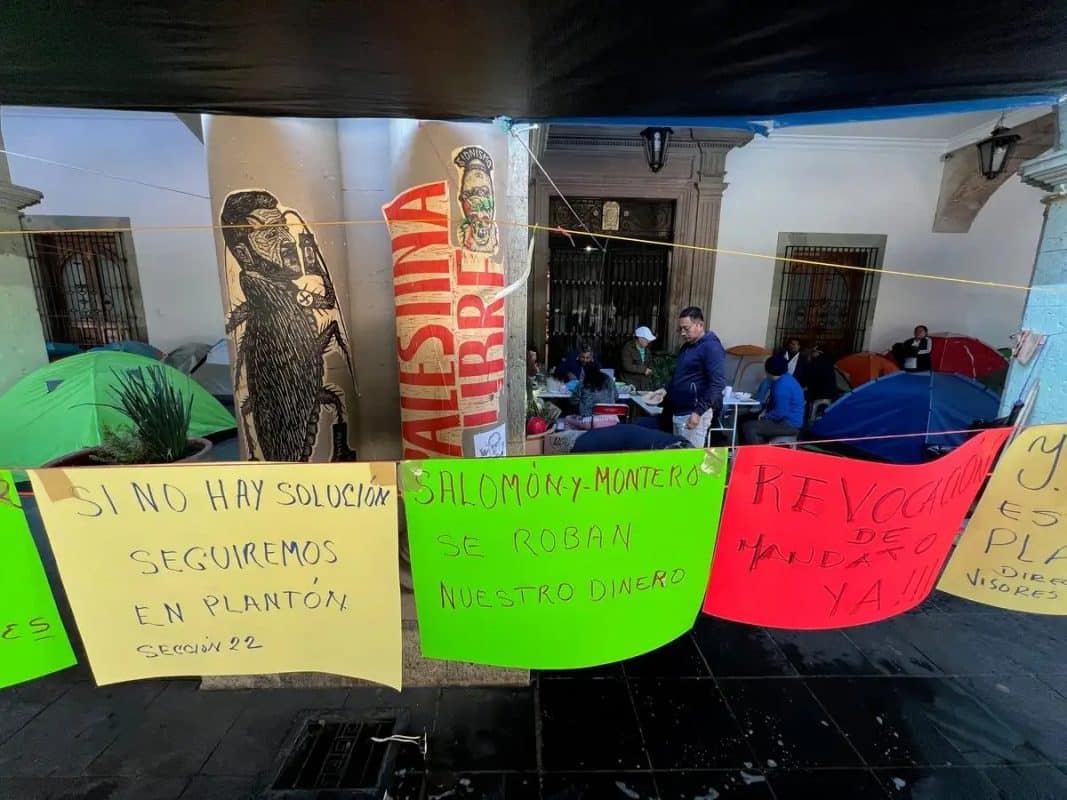 CNTE Oaxaca denuncia intento de desalojo; plantón cumple un mes