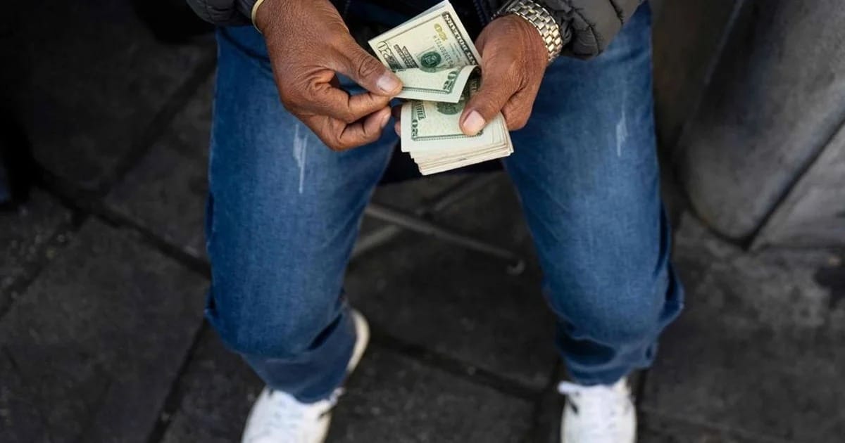 Caída de remesas en México golpea a millones de familias, alerta BBVA