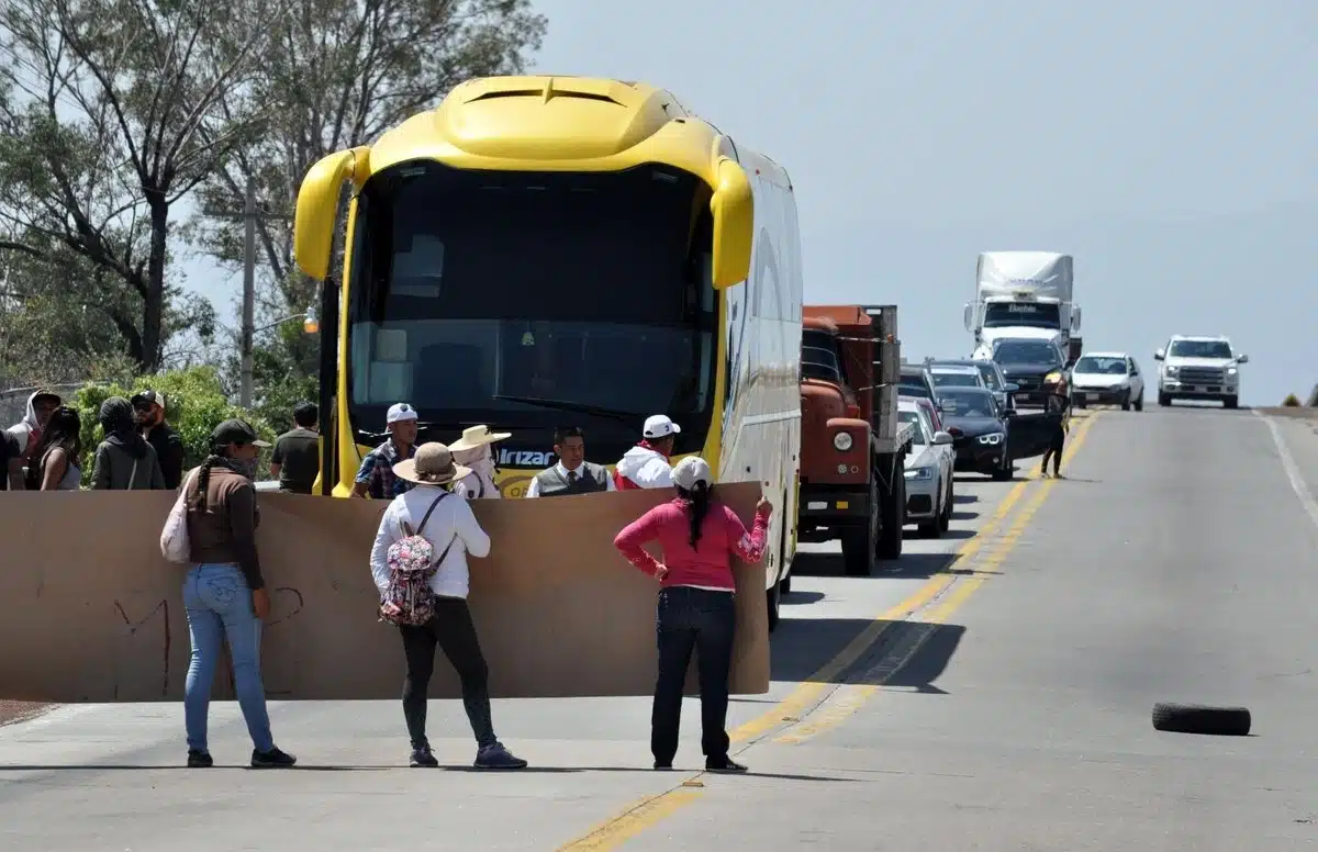 Campesinos de Morelos retiran bloqueo en la autopista Siglo XXI tras reunirse con la gobernadora