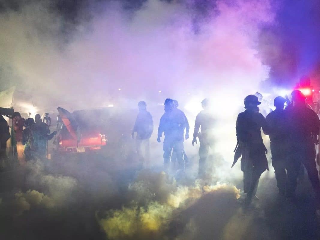 Caos en Chicago: agentes de ICE lanzan gas en desfile infantil