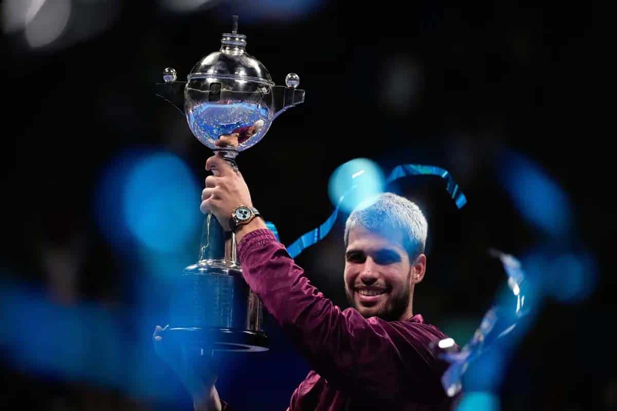 Carlos Alcaraz domina en Tokio y suma su octavo título de la temporada