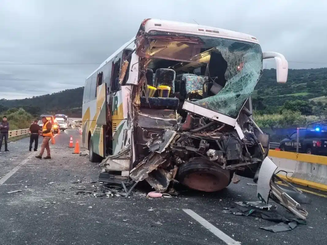 Choque entre autobús y tráiler en la autopista México-Cuautla deja 15 heridos