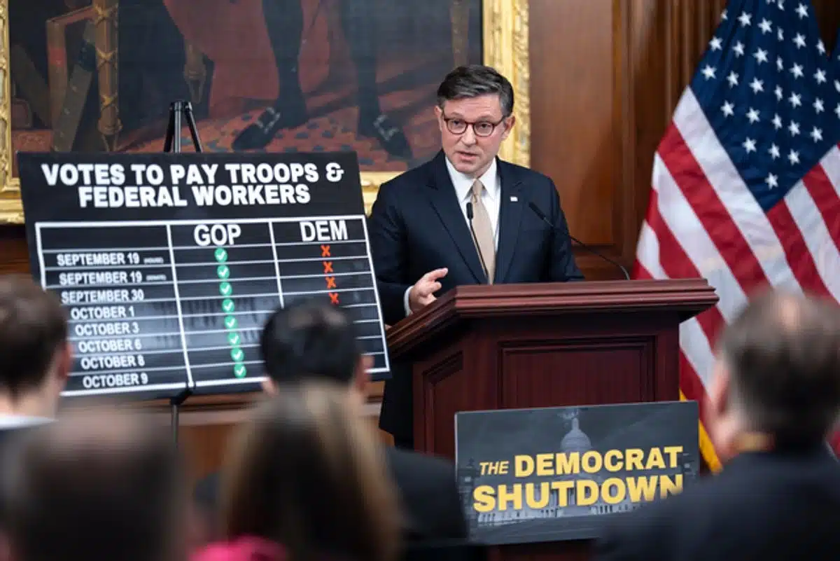 Cierre gubernamental podría ser el más largo en la historia de EE.UU., advierte Mike Johnson