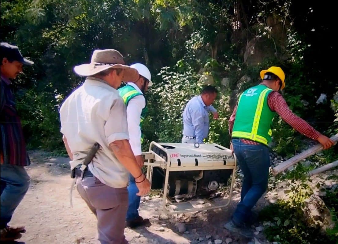 Comunidad enfrenta deslaves y lleva a pie planta de luz para recuperar la energía
