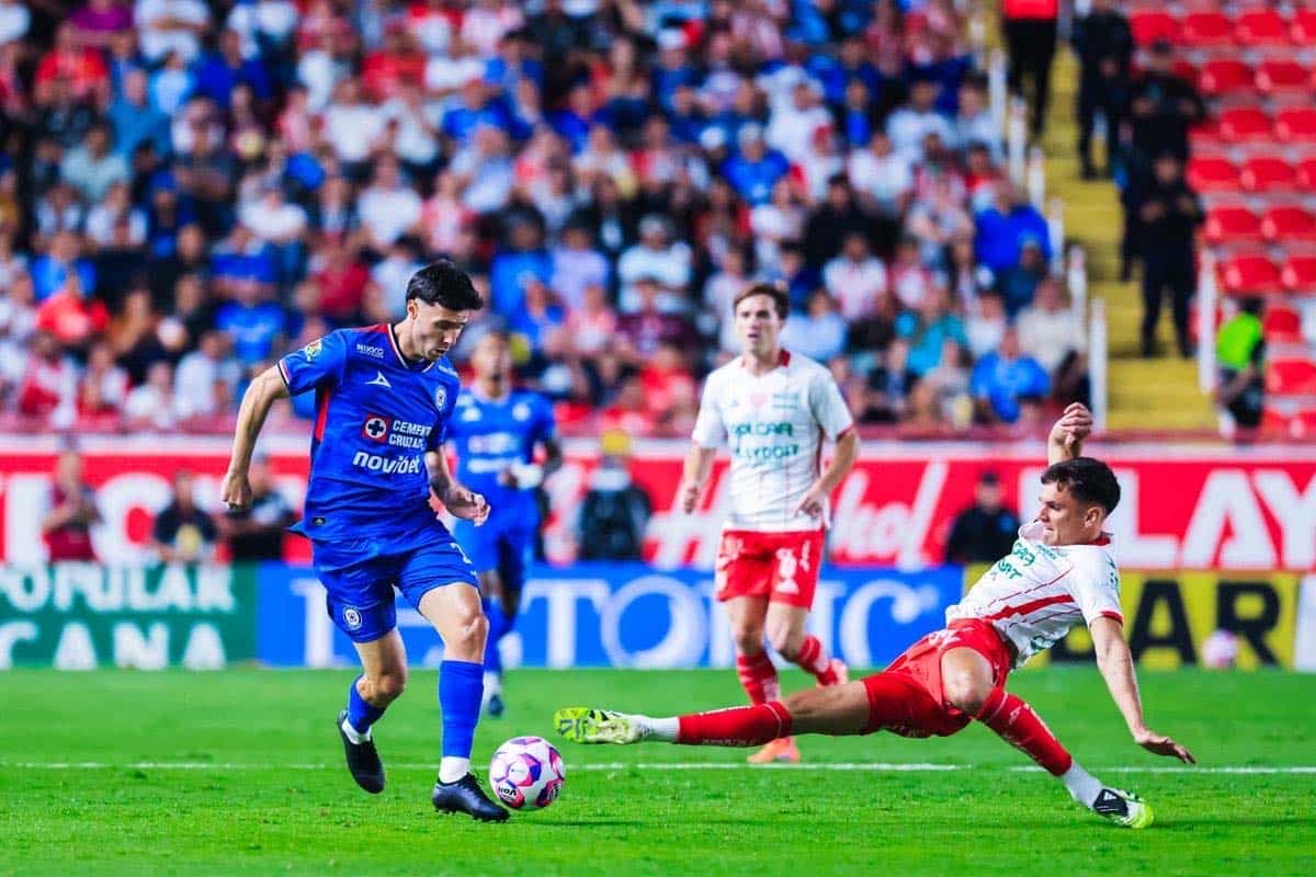 Cruz Azul y Necaxa empatan en duelo polémico con goles anulados