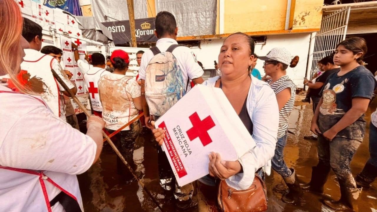 Cruz Roja entrega ayuda a damnificados por inundaciones en Poza Rica