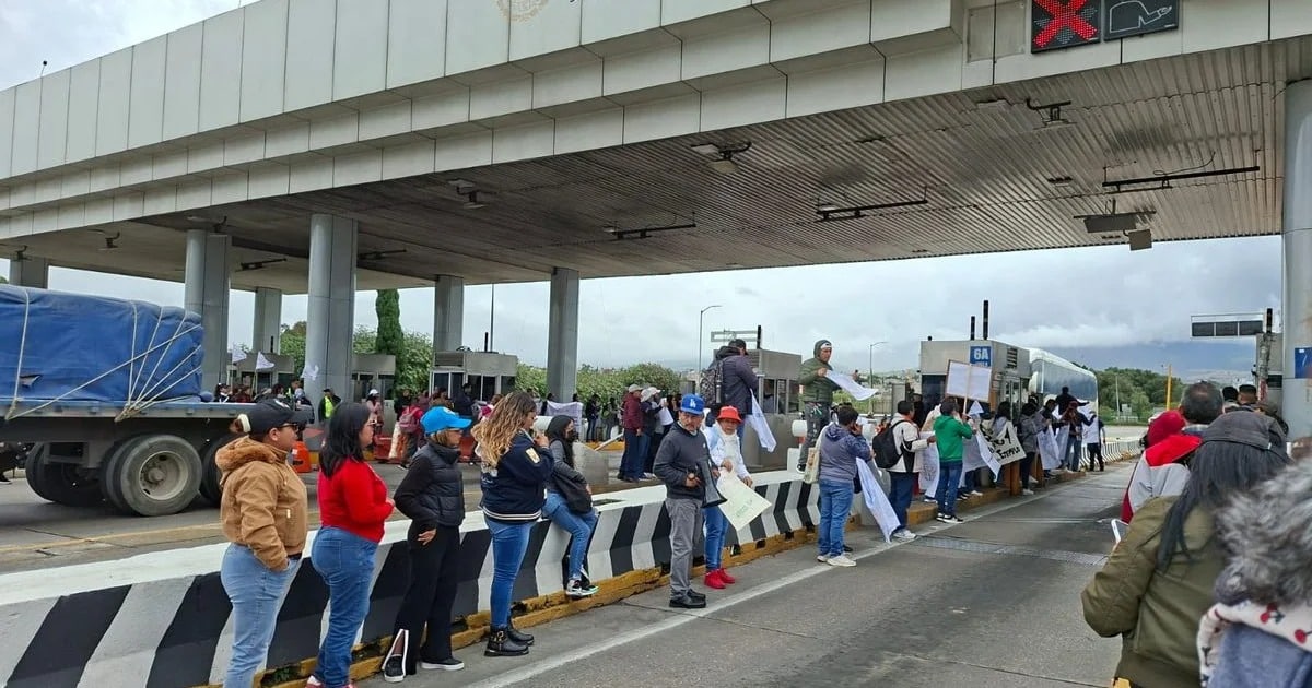 Docentes toman caseta México-Puebla por incumplimiento de acuerdos educativos