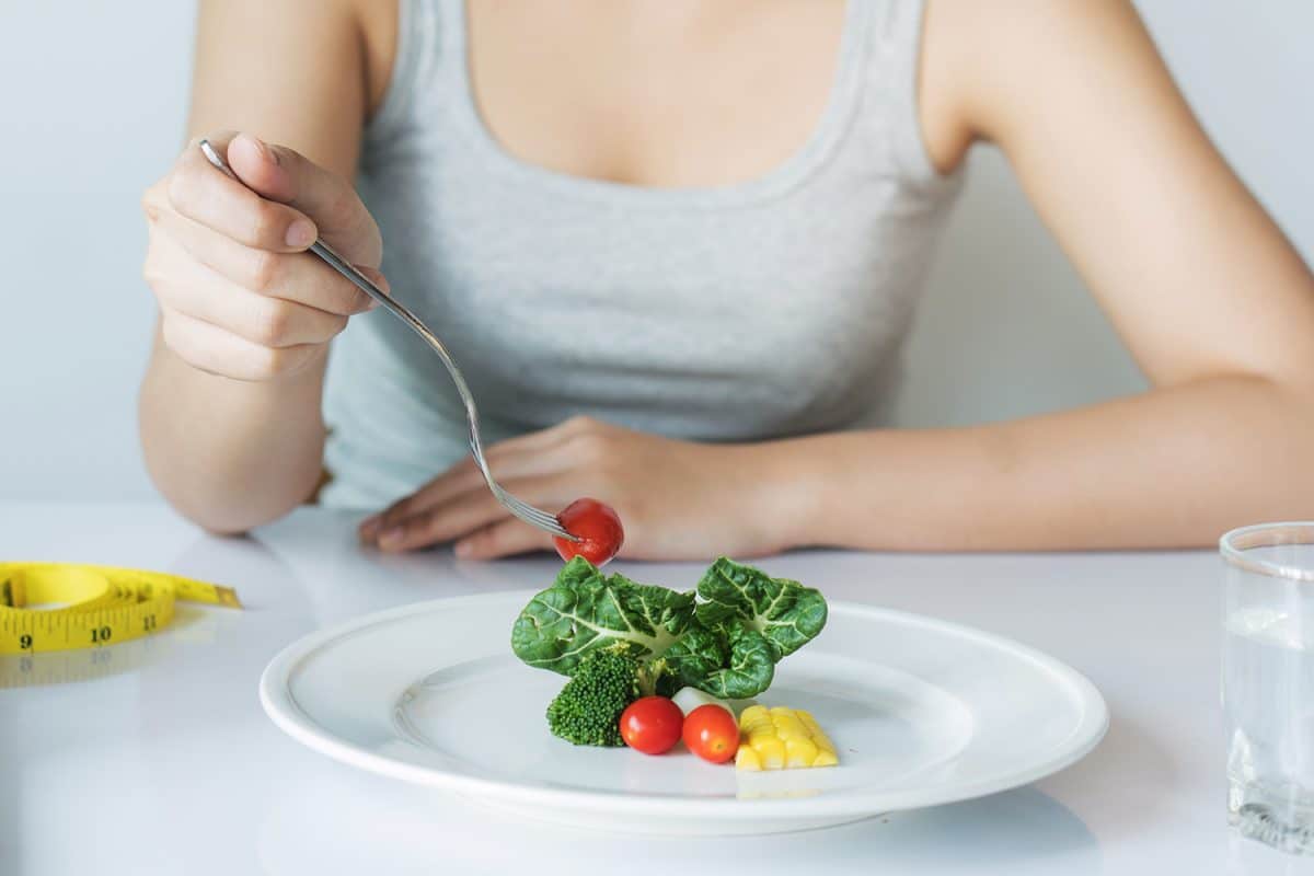 El mito de que comer poco ayuda a adelgazar: “El cuerpo entra en modo supervivencia”