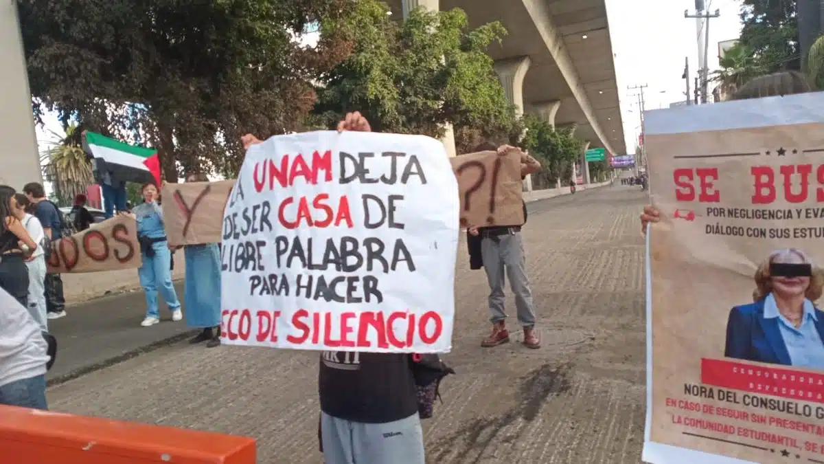 Estudiantes de la FES Acatlán bloquean Periférico por protocolo de seguridad Estudiantes de la FES Acatlán bloquean Periférico por protocolo de seguridad