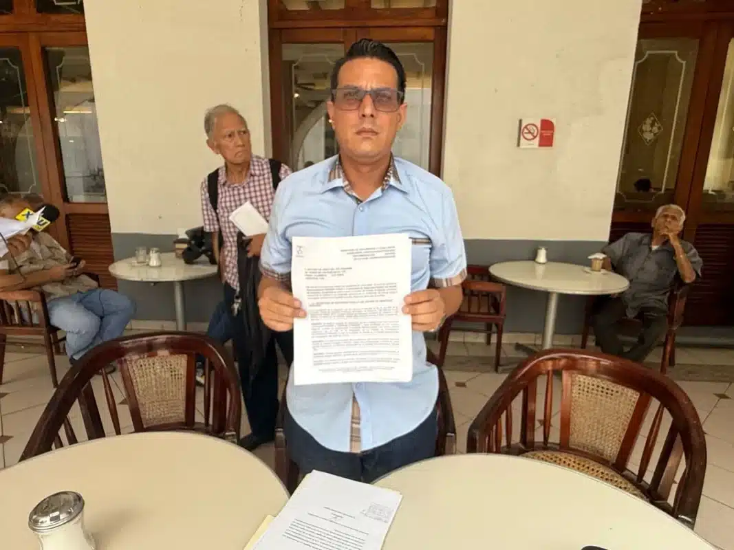 Ex dirigente del PRD en Veracruz amenaza a mujer con pistola tras pleito vecinal