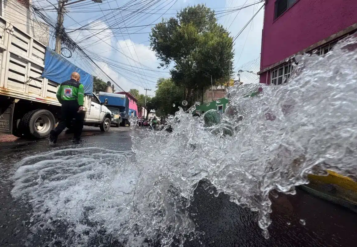 Fuga de agua inunda vialidad en Culhuacán, Iztapalapa