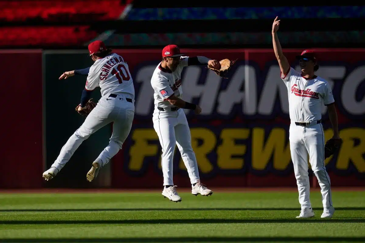Guardianes igualan serie de comodines ante Tigres en un emocionante duelo Guardianes igualan serie de comodines ante Tigres en un emocionante duelo