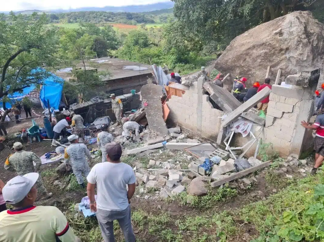 Identifican a tres víctimas por deslave en Amacuzac, Morelos