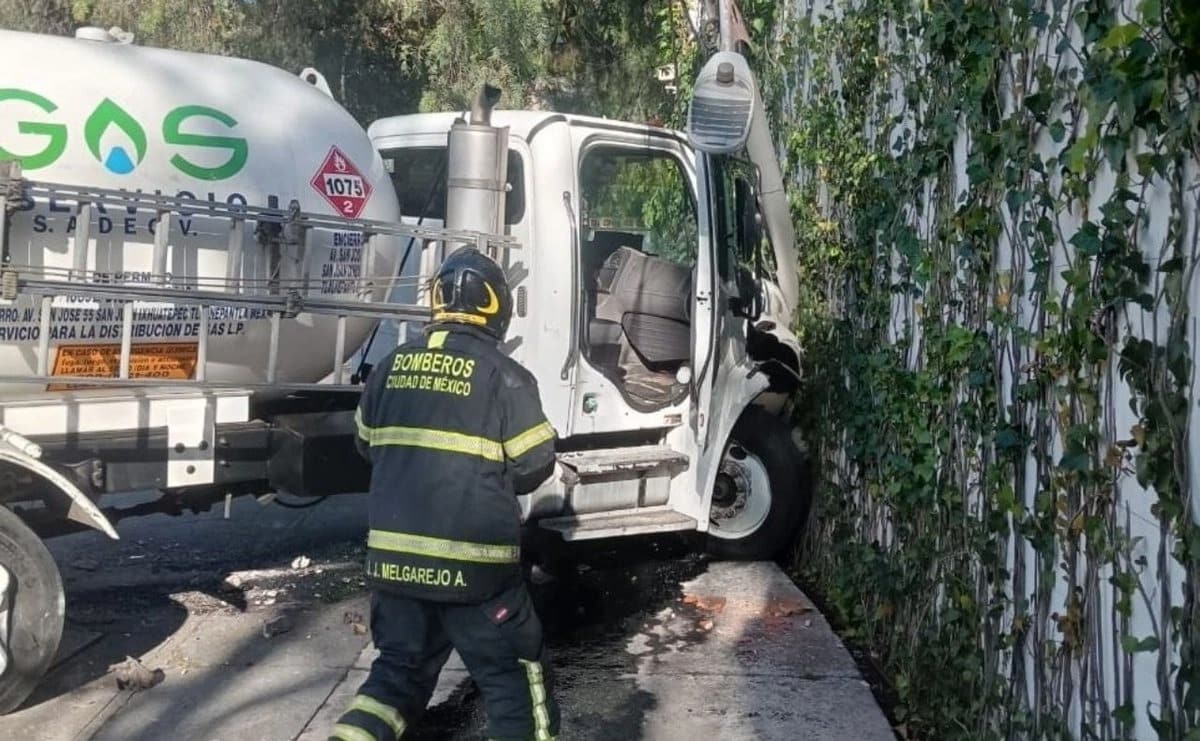 Impactante choque de pipa en Lomas de Chapultepec deja daños materiales Impactante choque de pipa en Lomas de Chapultepec deja daños materiales
