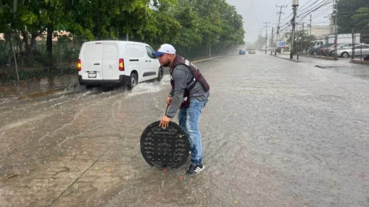 Lluvias dejan caos en Cancún y movilizan operativos en la zona norte de Quintana Roo