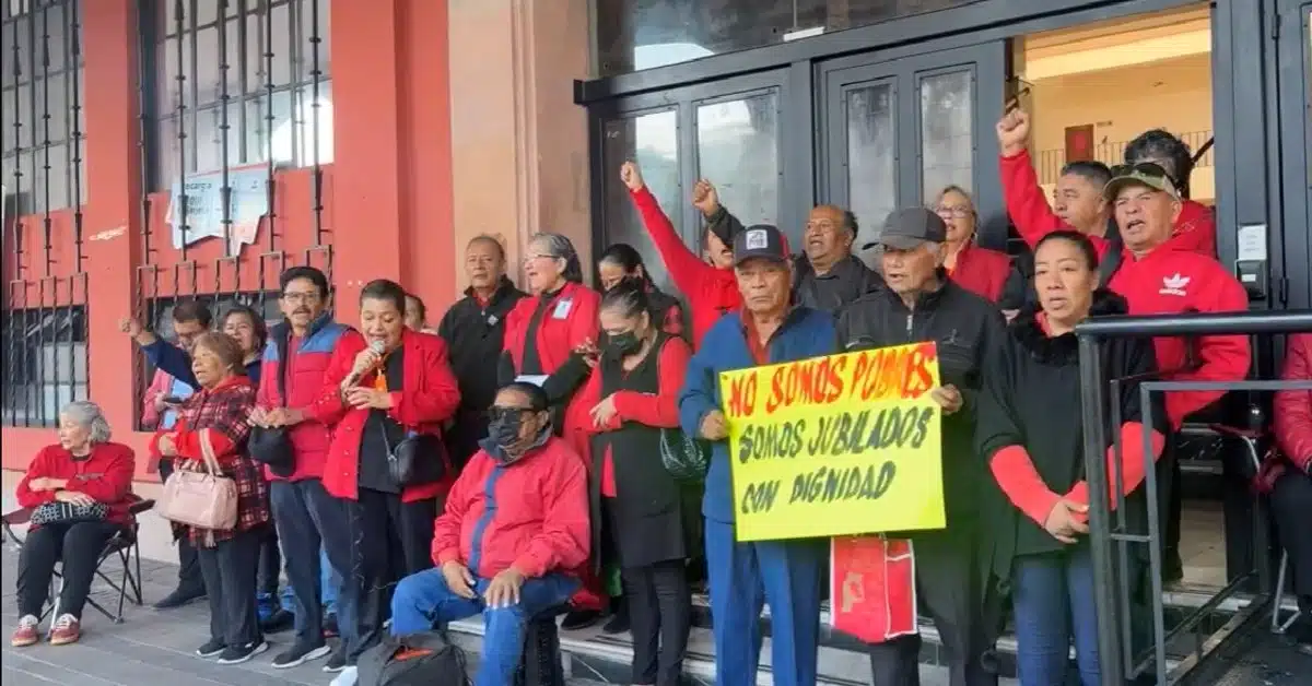 Jubilados bloquean la presidencia de Celaya para exigir pago de fondo de ahorro y aguinaldo