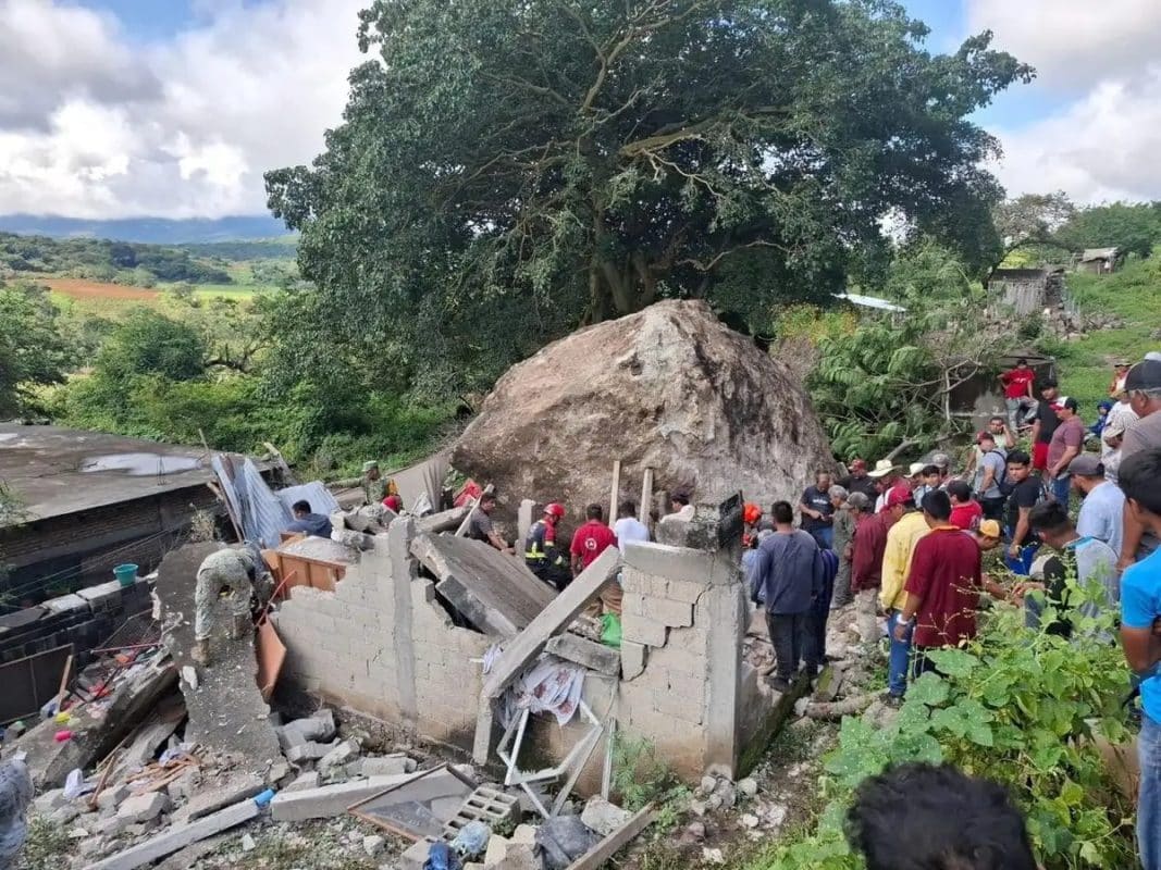 Lluvias en Morelos provocan caída de roca: tres muertos en Amacuzac